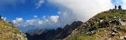38 All'omino del Ponteranica centrale con vista sul vallone di discesa al Pescegallo